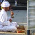 Bali - Tirta Empul - prêtre balinais priant lors d'une cérémonie